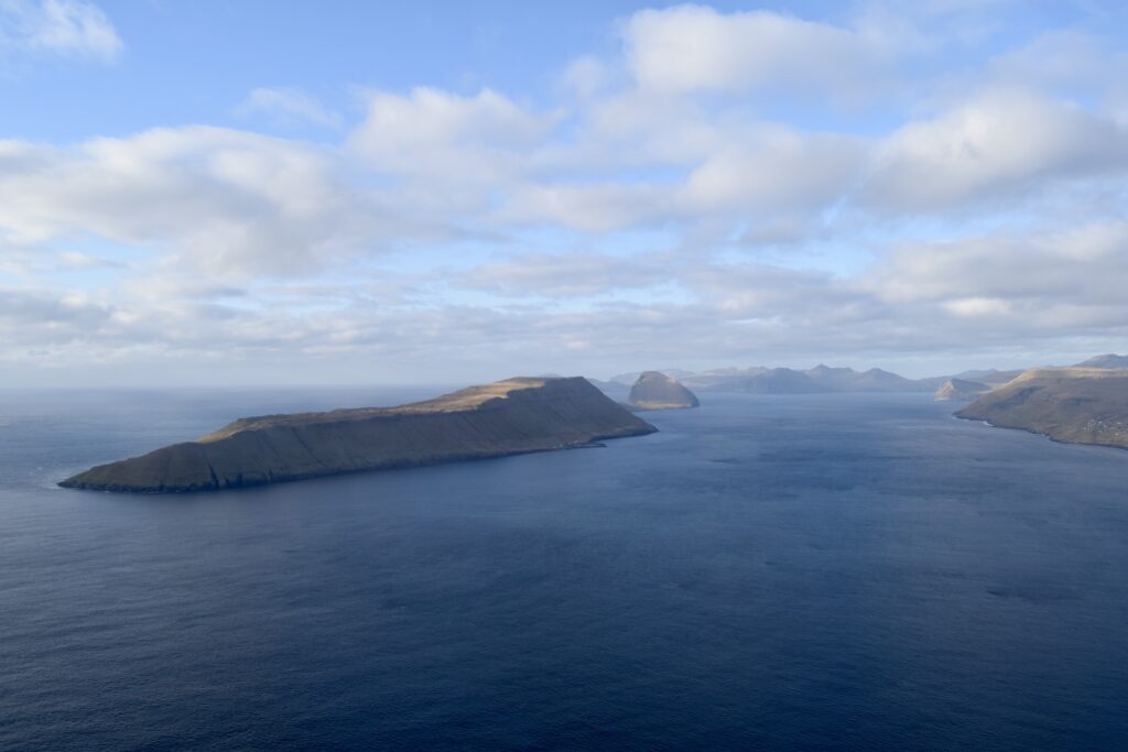 Wolke, Wasser, Himmel, draußen, Natur, Küsten- und Ozeanlandschaft, Sound, Kap, Insel, Landschaft, Küste, Gewässer, Meer, Bucht, Halbinsel, Berg, See, Reise