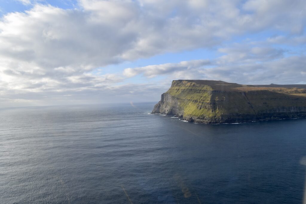 Wolke, Himmel, draußen, Wasser, Küsten- und Ozeanlandschaft, Kap, Natur, Küste, Bucht, Klippe, Insel, Meer, Gewässer, Sound, gehobener Strand, Kleine insel, Halbinsel, Landschaft, Reise, Berg, Strand