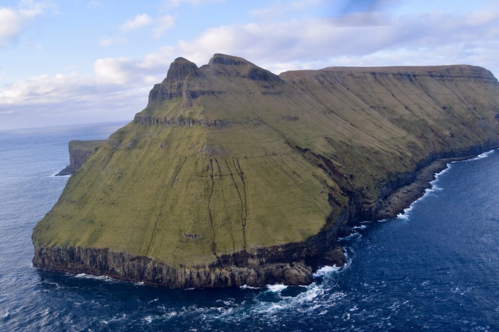 Himmel, draußen, Wolke, Wasser, Küsten- und Ozeanlandschaft, Kap, Klippe, Berg, Küste, Bucht, Insel, Kleine insel, Halbinsel, Gewässer, gehobener Strand, Landschaft, Meer, Natur