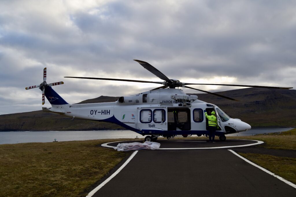 Transport, Hubschrauber, draußen, Flugzeug, Himmel, Fahrzeug, Hubschrauberrotor, Helikopter, Wolke, Gras, Luftfahrt, Militärhubschrauber, Flugreise, Platane Flugzeug Hobel