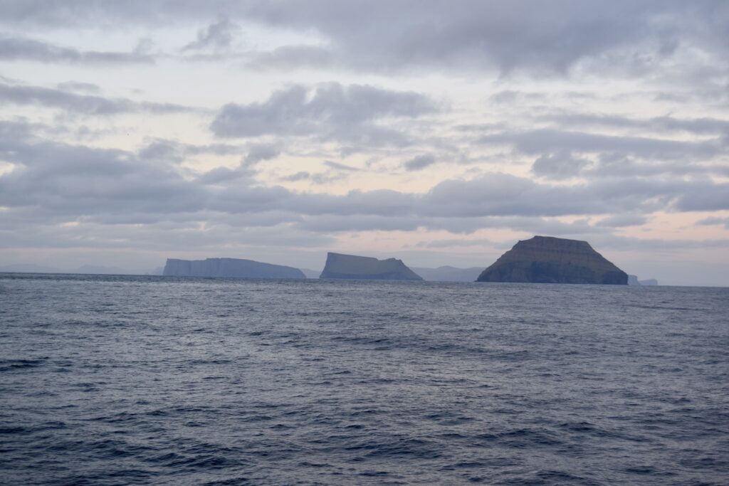 Wolke, Himmel, draußen, Wasser, Natur, Sound, Horizont, Küsten- und Ozeanlandschaft, Meer, Landschaft, Insel, Ruhig, Kap, Berg, Eisberg, Reise