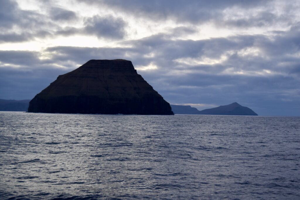 Wolke, Himmel, draußen, Wasser, Natur, Insel, Landschaft, Küsten- und Ozeanlandschaft, Sound, Kap, Berg, Kleine insel, Schäre, Meer