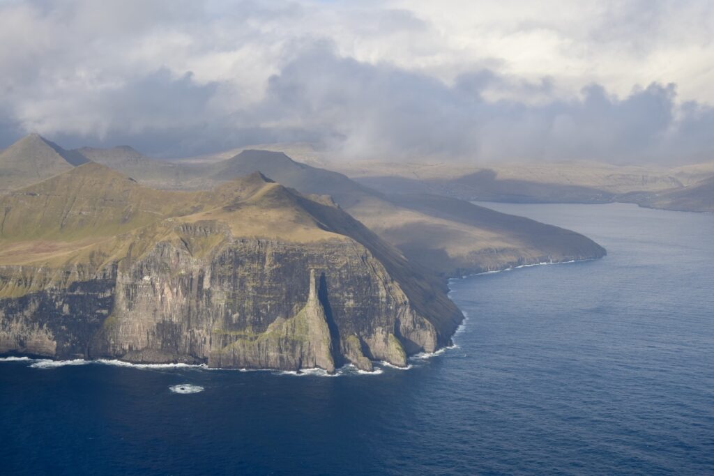 Wolke, Wasser, Natur, draußen, Berg, Landschaft, Himmel, Küsten- und Ozeanlandschaft, Kap, Sound, Küste, Insel, See, Gewässer, Klippe, Bucht, Meer, Halbinsel, Reise