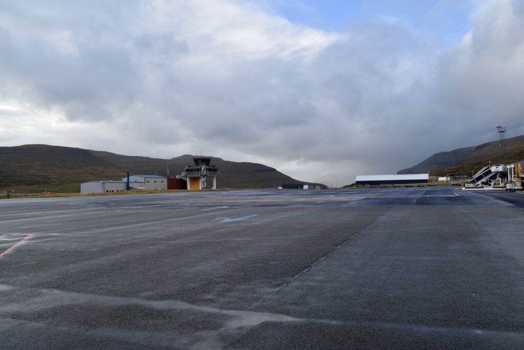 draußen, Wolke, Himmel, Straße, Platane Flugzeug Hobel, Flugzeug, Gelände, Berg, Fahrzeug, Asphalt, Runway, Straßenbelag, Luftfahrt, Flughafen, halten, Landschaft