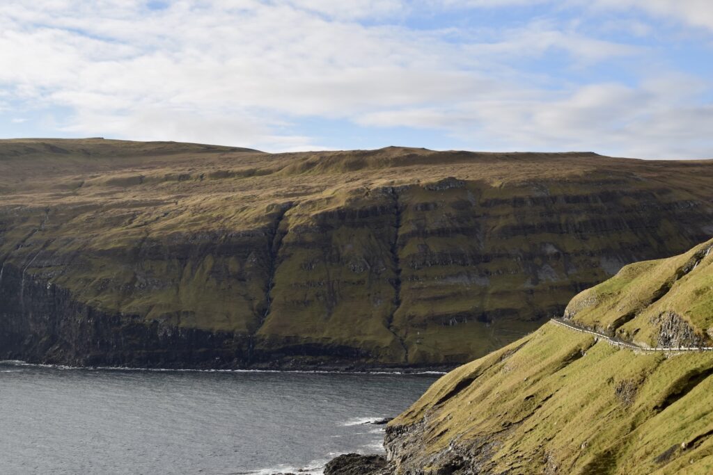 draußen, Wolke, Natur, Landschaft, Berg, See, Himmel, Wasser, Kap, Klippe, Bucht, Küsten- und Ozeanlandschaft, Hochland, gehobener Strand, Gewässer, Erosion, Steilhang, Gelände, Gras, Küste, Reise, Insel