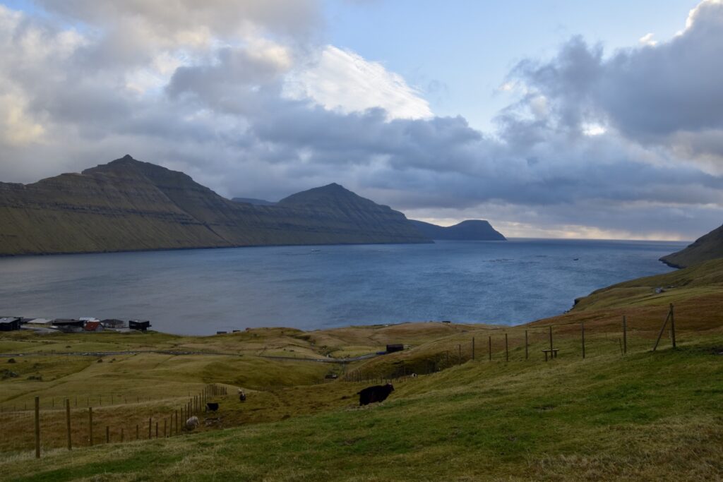 Wolke, Gras, draußen, Landschaft, Natur, Himmel, Berg, Wasser, Bergrücken, See, Gebirgszug, Seenlandschaft, Tundra, Kap, Grasland, Ökoregion, Hochland, Feld