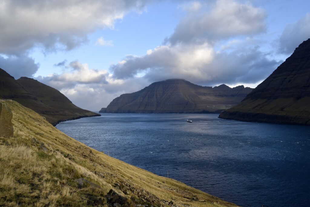 Wolke, draußen, Berg, Landschaft, Natur, Himmel, Wasser, Hochland, See, Gebirgszug, Bergsee, Fjord, Seenlandschaft, Bergrücken, Sound, Gewässer, Stausee, Gletschersee, Kap, Gras, Bergkamm, Tal