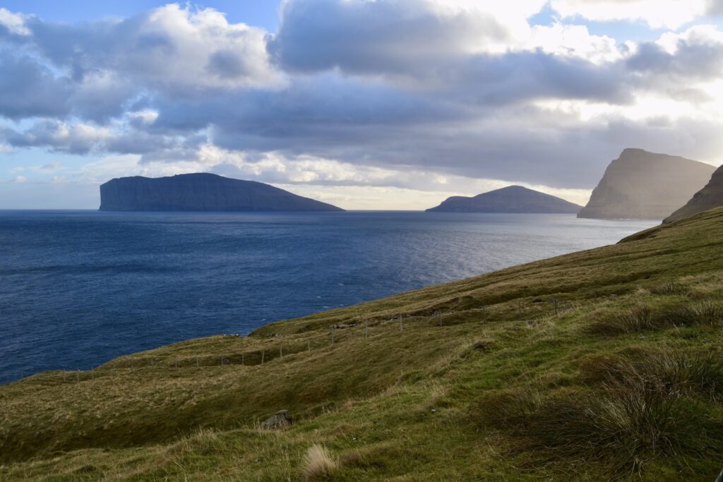 draußen, Wolke, Natur, Landschaft, Gras, Himmel, Berg, Wasser, See, Kap, Hochland, Küsten- und Ozeanlandschaft, Bergrücken, Sound, Gelände, Horizont, Tundra, Küste, Meer, Insel