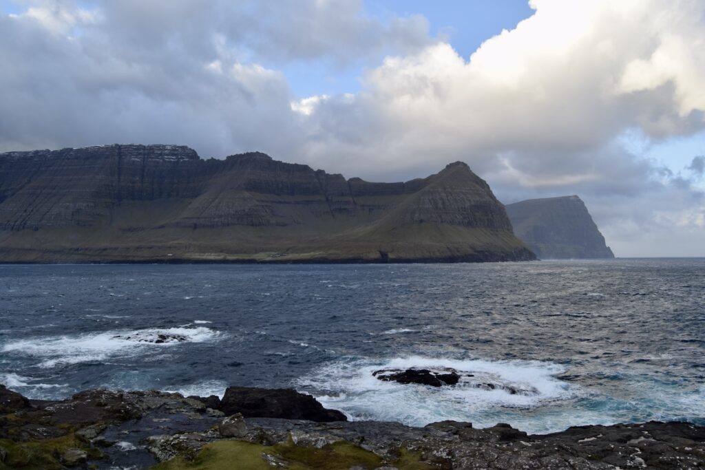 Wolke, Natur, draußen, Himmel, Wasser, Kap, Landschaft, Küsten- und Ozeanlandschaft, Küste, Berg, Sound, Gewässer, Meer, Strand, Bucht, gehobener Strand, Klippe, See, Schäre, Meeresbucht, Horizont, Insel, Stein