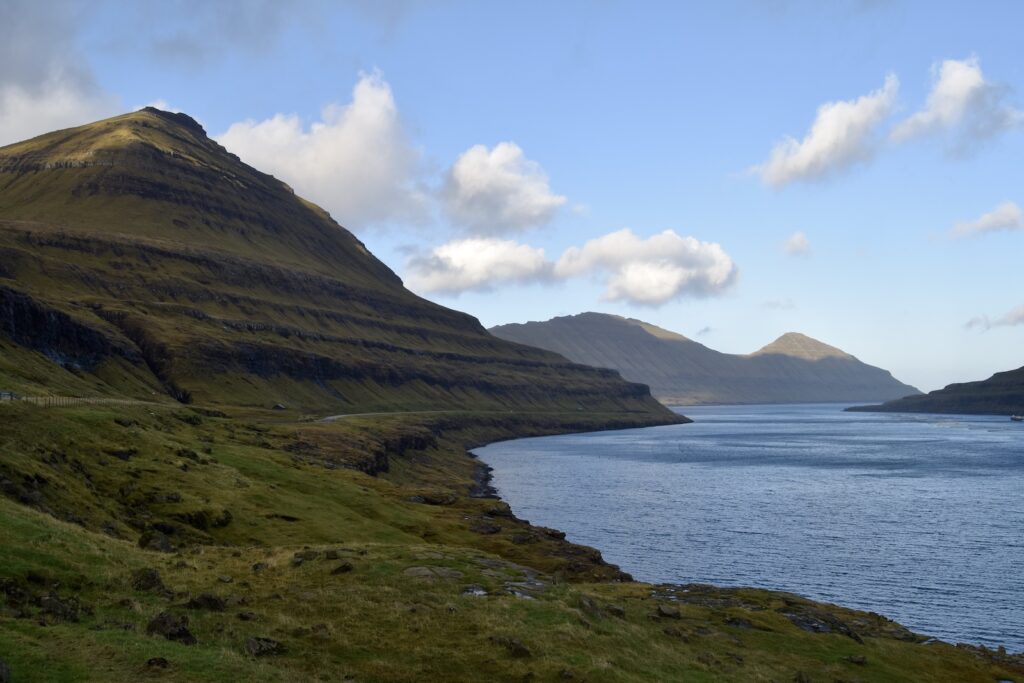 Wolke, draußen, Landschaft, Natur, Himmel, Berg, See, Wasser, Hochland, Kap, Gras, Bergrücken, Gewässer, Küsten- und Ozeanlandschaft, Gebirgszug, Sound, Seenlandschaft, Tundra, Bergsee, Fjord, Küste, Insel