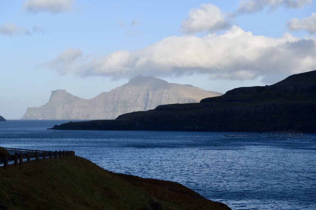 draußen, Wolke, Natur, Himmel, Landschaft, Wasser, Kap, See, Berg, Küsten- und Ozeanlandschaft, Sound, Küste, Gewässer, Hochland, Bucht, Meer, Seenlandschaft, Horizont, Insel, Strand