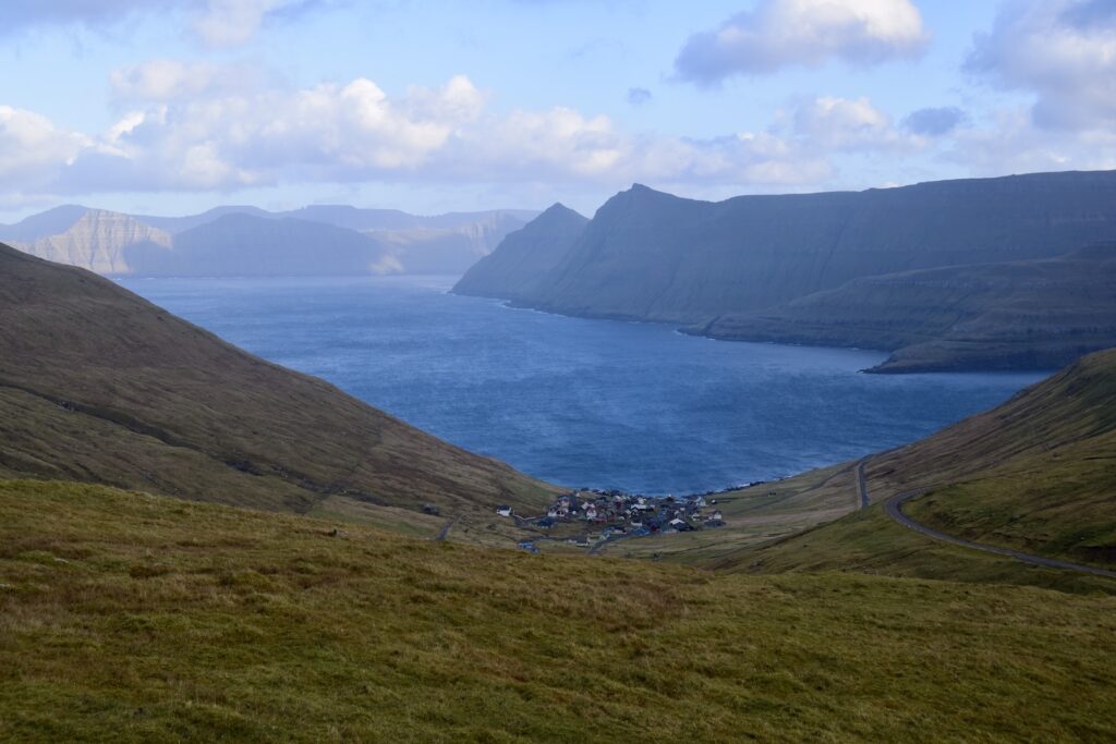 draußen, Wolke, Natur, Landschaft, Gras, Berg, Himmel, See, Bergrücken, Gebirgszug, Wasser, Kap, Gelände, Tal, Tundra, Hill Station, Depression, Fjord, Seenlandschaft, Hochland, Küste