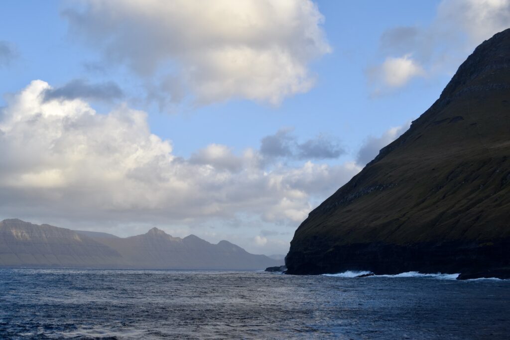 Natur, Wolke, draußen, Himmel, Wasser, Landschaft, Berg, Küsten- und Ozeanlandschaft, Kap, Sound, Küste, Klippe, Gewässer, See, Meer, Bucht, Insel, Strand