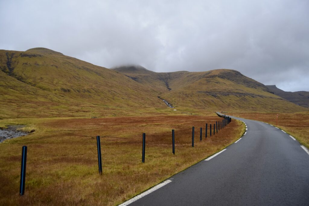 draußen, Gras, Wolke, Himmel, Straße, Landschaft, Berg, Bergrücken, Ökoregion, Pass, Tundra, Gebirgszug, Schnellstraße, Asphalt, Teer, Hochland, Reise, Natur