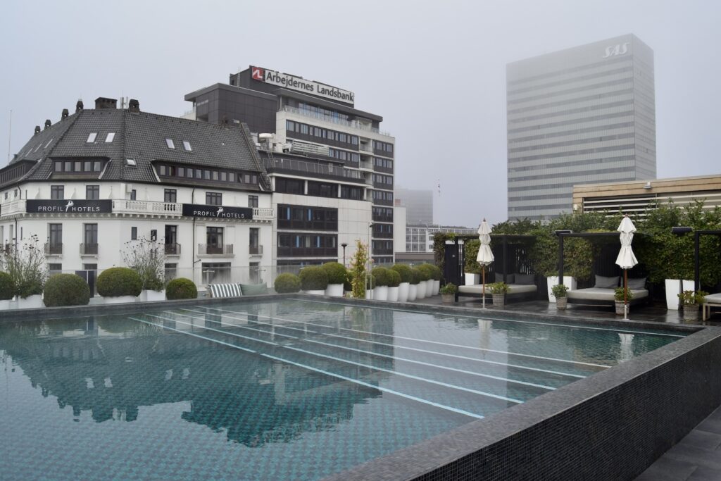 draußen, Himmel, Gebäude, Baum, Schwimmbecken, Architektur, Fontäne, spiegelndes Wasser, Pflanze, Wasser, Stadt, Pool, Hotel