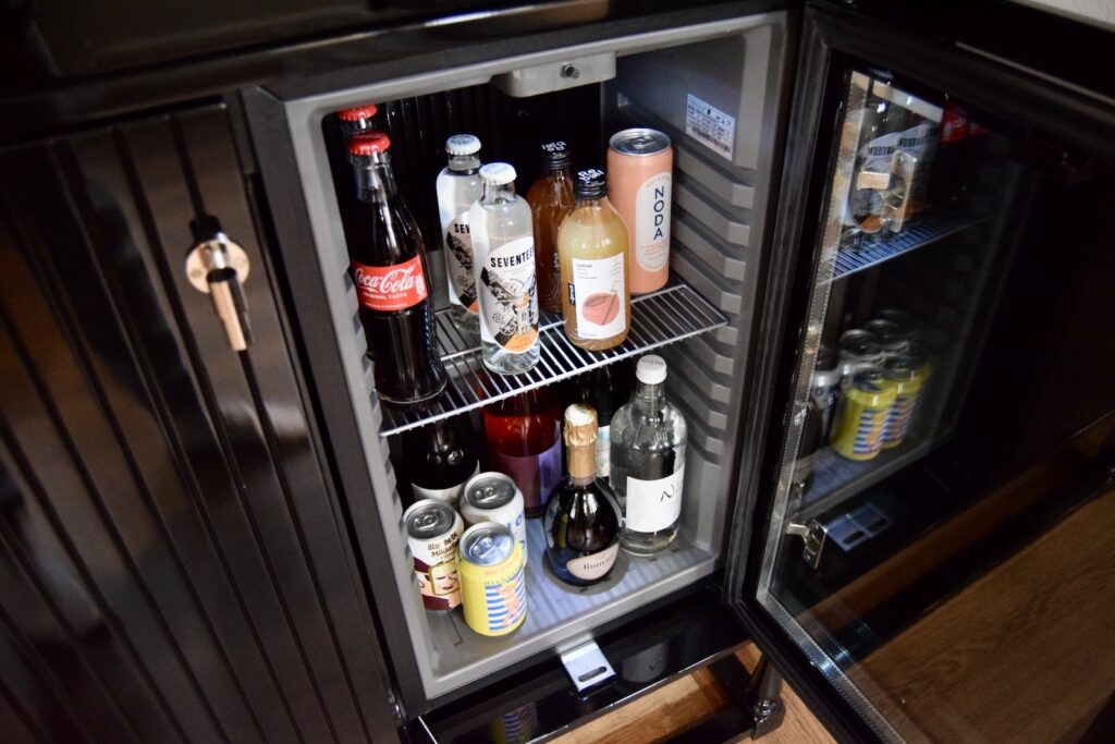 Minibar, Gerät, Küchengerät, Im Haus, Kühlschrank, Haushaltsgerät, Softdrink, Bier, Flasche, offen, Drink, Regal