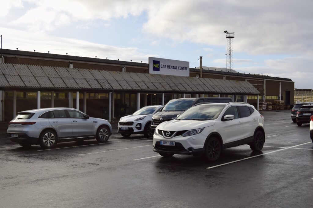 Landfahrzeug, Himmel, Fahrzeug, Rad, draußen, Reifen, Auto, Familienauto, Sport Utility Vehicle (SUV), Wolke, mittelgroßes Auto, Kompakt-SUV, Autodesign, Straße, Gebäude, Stoßstange, Crossover Utility Vehicle, Parkplatz, Steilheck, Mini-SUV, Autokarosserie, Stadtauto, Autoteile, Leichtmetallrad, Kleinwagen, Kraftfahrzeugkennzeichen, Motorfahrzeug, Kompaktvan, Autoparklicht, Sedan, Fahrzeugbeleuchtung, Auto der oberen Mittelklasse, Sportsedan, Full-Size Car, halten, parken, Gelände, SUV