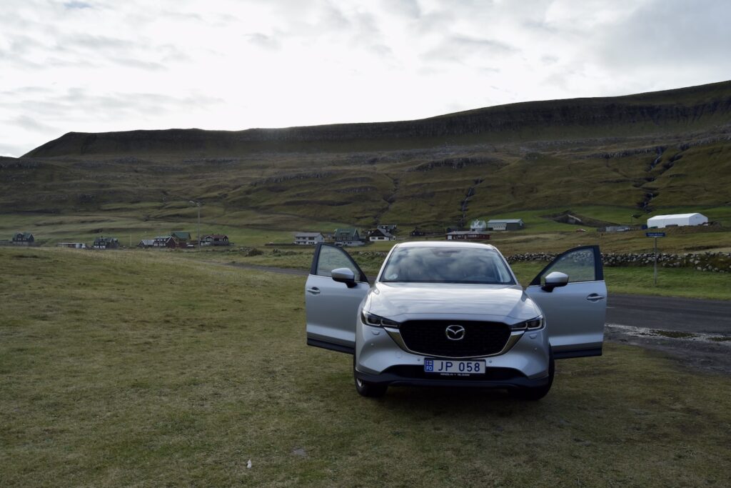 draußen, Gras, Fahrzeug, Landfahrzeug, Himmel, Wolke, Auto, Rad, Autodesign, Stoßstange, Kühlergrill, Motorhaube, Reifen, Berg, Feld