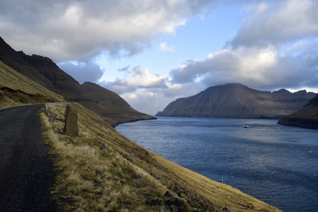 Wolke, draußen, Landschaft, Berg, Himmel, Natur, Hochland, Wasser, See, Gebirgszug, Gras, Bergrücken, Fjord, Bergsee, Seenlandschaft, Sound, Gewässer, Stausee, Kap