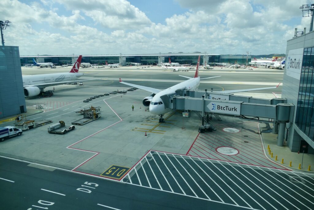 Platane Flugzeug Hobel, draußen, Himmel, Fahrzeug, Wolke, Flughafen, Flugplatzvorfeld, Flugreise, Düsenflugzeug, Verkehrsflugzeug, Airline, Transport, Fluggastbrücke, Luftfahrt, Luftfahrthersteller, Luftfahrttechnik, Runway, Straße, Gelände, Flugzeug, Asphalt, Jet, halten