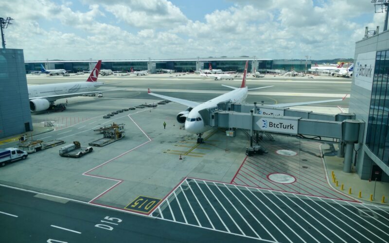 Platane Flugzeug Hobel, draußen, Himmel, Fahrzeug, Wolke, Flughafen, Flugplatzvorfeld, Flugreise, Düsenflugzeug, Verkehrsflugzeug, Airline, Transport, Fluggastbrücke, Luftfahrt, Luftfahrthersteller, Luftfahrttechnik, Runway, Straße, Gelände, Flugzeug, Asphalt, Jet, halten