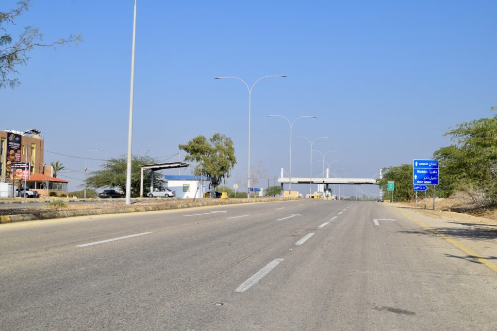 draußen, Himmel, Straße, Baum, Straßenbelag, Asphalt, Verkehrsweg, Fahrspur, Schnellstraße, Infrastruktur, Teer, öffentliche Versorgung, Straßenbeleuchtung, Weg, Bordstein, Stange Pfosten, Schild, Verkehrsschild, Licht, Kreuzung