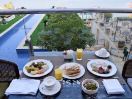 Geschirr, Essen, draußen, Platte, Brunch, Mobiliar, Außentisch, Restaurant, Drink, Fastfood, Mittagessen, Tisch, Mahlzeit, Frühstück