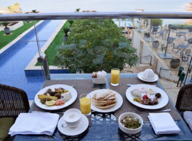 Geschirr, Essen, draußen, Platte, Brunch, Mobiliar, Außentisch, Restaurant, Drink, Fastfood, Mittagessen, Tisch, Mahlzeit, Frühstück