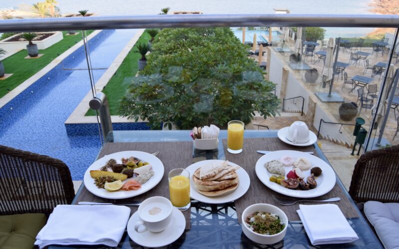 Geschirr, Essen, draußen, Platte, Brunch, Mobiliar, Außentisch, Restaurant, Drink, Fastfood, Mittagessen, Tisch, Mahlzeit, Frühstück