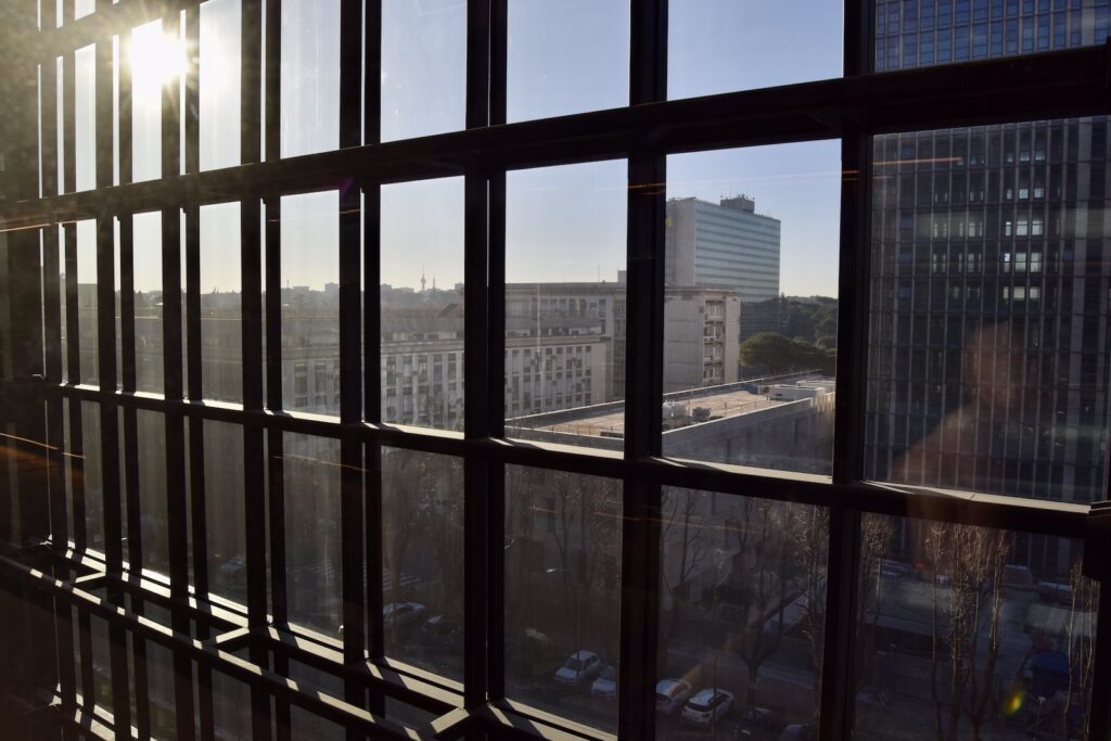 Fenster, Gebäude, Himmel, Eisen, Wolkenkratzer, Tageslichtsysteme, Metall, transparentes Material, Glas, draußen, Im Haus, Spiegelung, Stadt