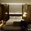 Im Haus, Wand, Bett, Inneneinrichtung, Kissen, Bettwäsche, Mobiliar, Zimmer, Bettdecke, Matratze, Leinenstoffe, Bettrahmen, Bettbezug, Vorhang, Lampenschirm, Suite, Boutique-Hotel, Schlafzimmer, Fensterausstattung, Fußboden, Nachttisch, Lampe, Spiegel, Decke, Boden, Hotel