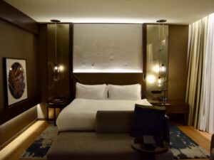 Im Haus, Wand, Bett, Inneneinrichtung, Kissen, Bettwäsche, Mobiliar, Zimmer, Bettdecke, Matratze, Leinenstoffe, Bettrahmen, Bettbezug, Vorhang, Lampenschirm, Suite, Boutique-Hotel, Schlafzimmer, Fensterausstattung, Fußboden, Nachttisch, Lampe, Spiegel, Decke, Boden, Hotel