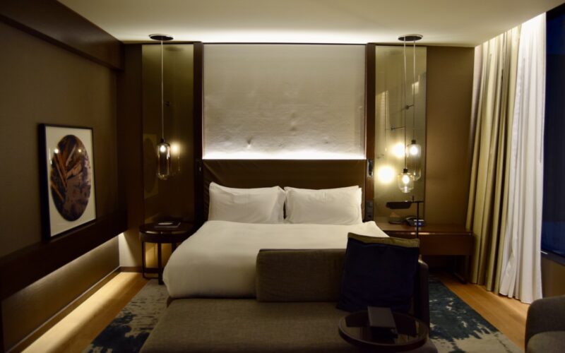 Im Haus, Wand, Bett, Inneneinrichtung, Kissen, Bettwäsche, Mobiliar, Zimmer, Bettdecke, Matratze, Leinenstoffe, Bettrahmen, Bettbezug, Vorhang, Lampenschirm, Suite, Boutique-Hotel, Schlafzimmer, Fensterausstattung, Fußboden, Nachttisch, Lampe, Spiegel, Decke, Boden, Hotel