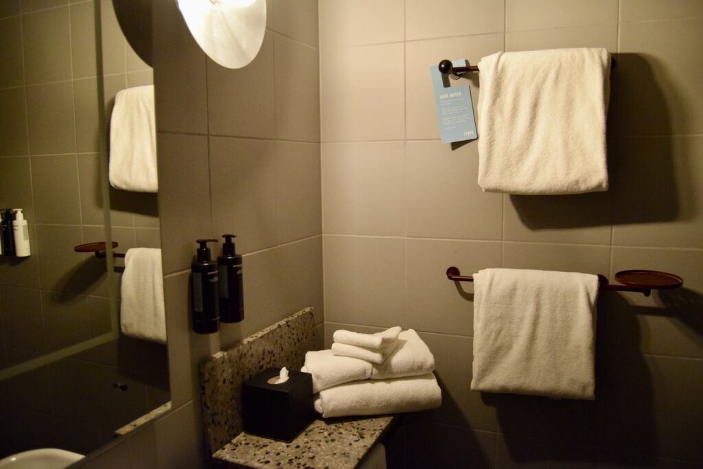 Im Haus, Wand, Badezimmer, Badezimmerzubehör, Installationszubehör, Handtuch, Spiegel, Kachel, Toilettenpapier, Wasserleitung, Haushaltsmittel, Waschbecken, Hahn