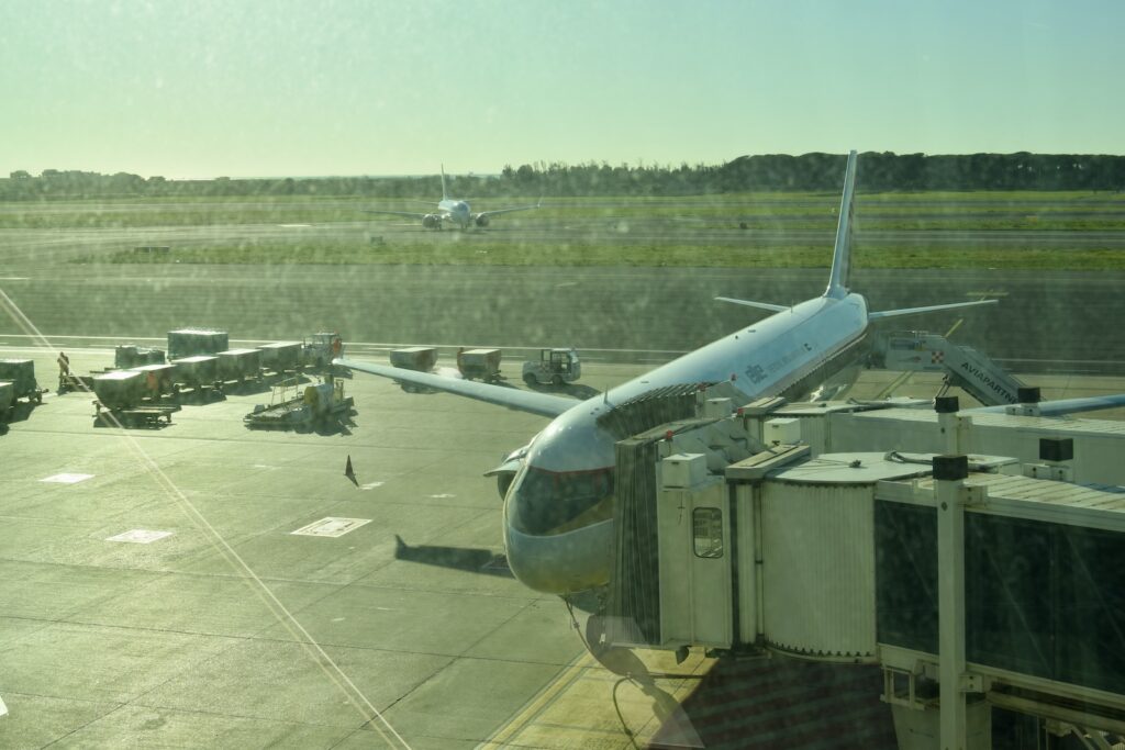 Platane Flugzeug Hobel, draußen, Himmel, Fahrzeug, Verkehrsflugzeug, Flugreise, Airline, Flughafen, Gelände, Flugzeugtriebwerk, Luftfahrttechnik, Transport, Luftfahrt, Flugplatzvorfeld, Schmalrumpfflugzeug, Düsentriebwerk, Düsenflugzeug, Fluggastbrücke, Runway, Flugzeug, halten, Groß, Jet