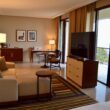 Im Haus, Inneneinrichtung, Wand, Boden, Couch, Bude, Zimmer, Fenster, Möbel, Tisch, Studiocouch, Fußboden, Kissen, Hotel, Kleines Sofa, Fensterausstattung, Bettsofa, Kaffeetisch, Fensterabdeckung, Schublade, Spiegel, Decke, Penthouse, Haus, Kommode, Hartholz, Vorhang, Armlehne, Schrank, Fernsehen, Eigentum, Clubsessel, Laminatboden, Wohnzimmer, Sofa, Mobiliar, Stuhl, Wohnung