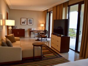 Im Haus, Inneneinrichtung, Wand, Boden, Couch, Bude, Zimmer, Fenster, Möbel, Tisch, Studiocouch, Fußboden, Kissen, Hotel, Kleines Sofa, Fensterausstattung, Bettsofa, Kaffeetisch, Fensterabdeckung, Schublade, Spiegel, Decke, Penthouse, Haus, Kommode, Hartholz, Vorhang, Armlehne, Schrank, Fernsehen, Eigentum, Clubsessel, Laminatboden, Wohnzimmer, Sofa, Mobiliar, Stuhl, Wohnung