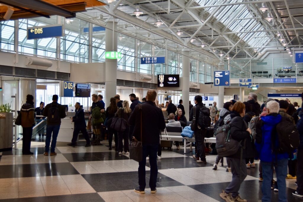 Kleidung, Schuhwerk, Menschen, Mann, Im Haus, Person, Frau, Jeans, Gebäude, Check-In, Gruppe, Decke, Flughafen, stehend, Halle, Boden, wartend