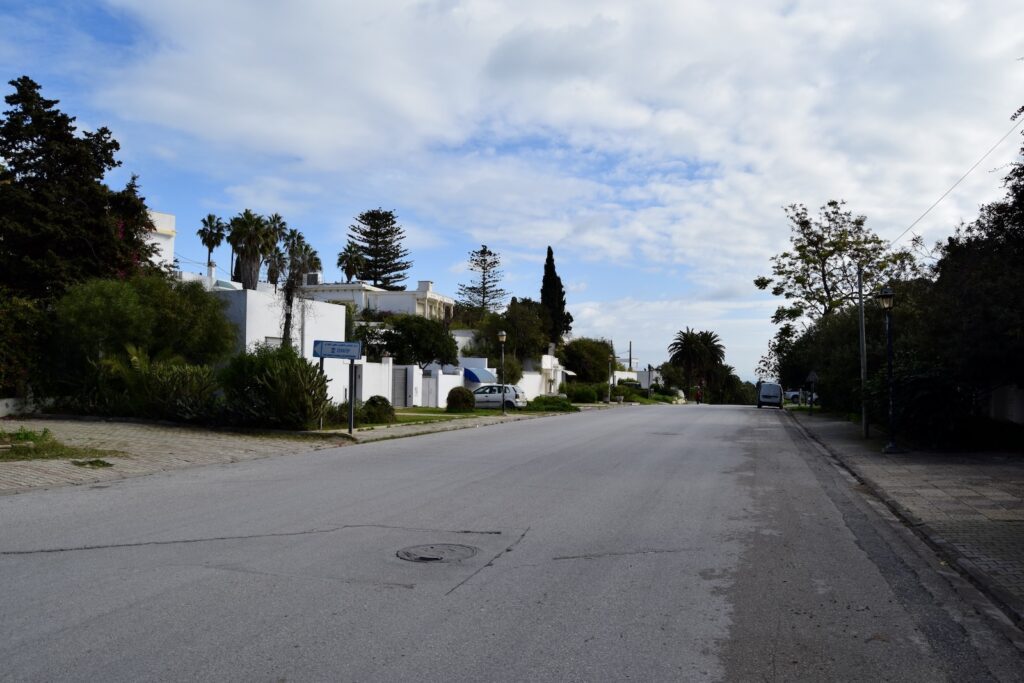 draußen, Himmel, Wolke, Straße, Baum, Straßenbelag, Pflanze, Asphalt, Verkehrsweg, Teer, Infrastruktur, Grundstück, Gelände, Leer, Haus