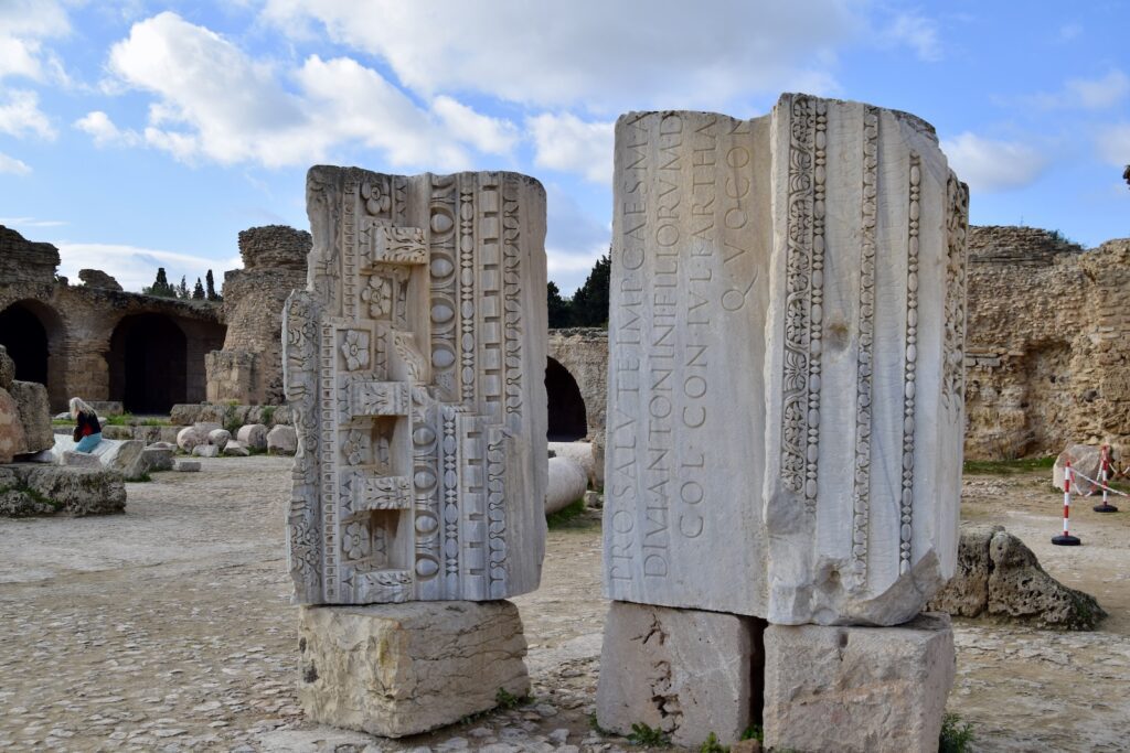 draußen, Ruinen, Himmel, Wolke, Altertum, Ruine, Archäologische Stätte, Geschichte, Historischer Ort, Kalkstein, Stein, Marktplatz, Gelände, Zement