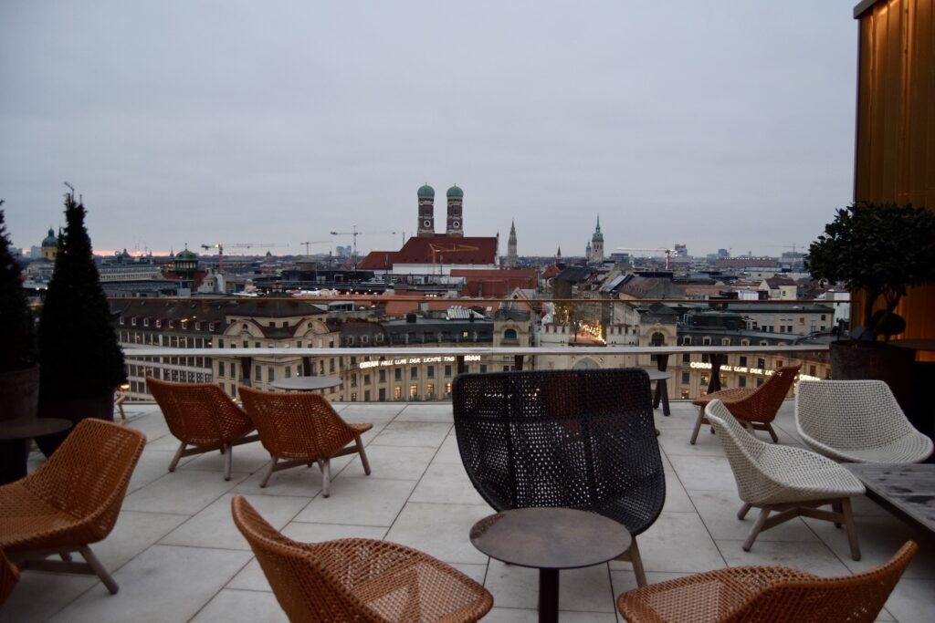 Himmel, Mobiliar, draußen, Kaffeetisch, Tisch, Baum, Haus, Gelände, Gebäude, Stuhl, Sitzen, Boden, Stadt, Urlaub, Winter