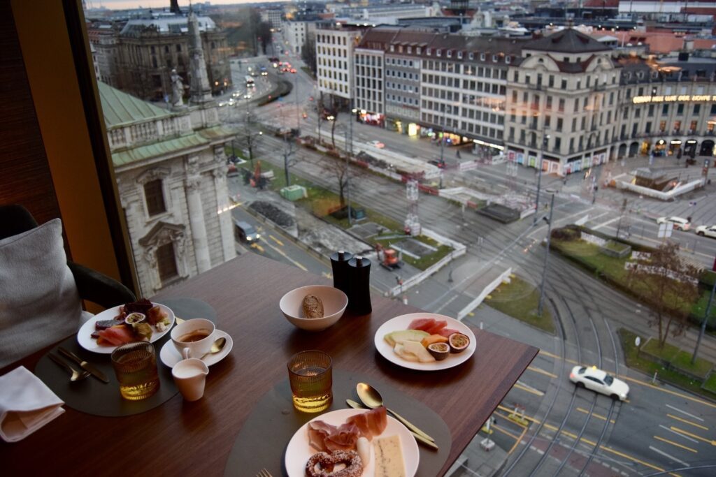 Gebäude, Geschirr, Essen, Mahlzeit, Tisch, Fastfood, Brunch, draußen, Stadt