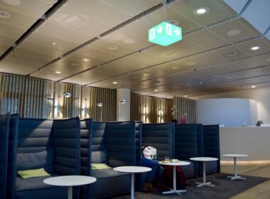 Decke, Mobiliar, Im Haus, Inneneinrichtung, Tisch, Wand, Couch, Kaffeetisch, Deckenleuchte, Warteraum, Stuhl, Zimmer, Boden, Hotel, Design, Lounge