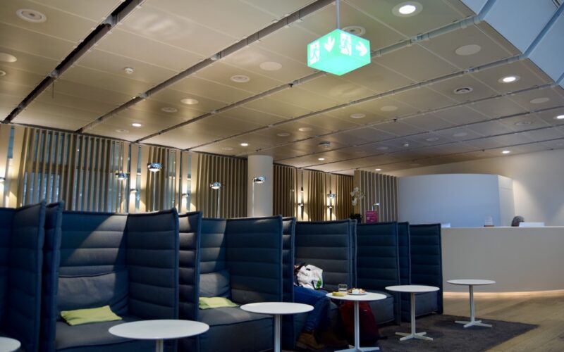Decke, Mobiliar, Im Haus, Inneneinrichtung, Tisch, Wand, Couch, Kaffeetisch, Deckenleuchte, Warteraum, Stuhl, Zimmer, Boden, Hotel, Design, Lounge