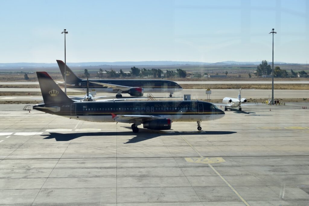 draußen, Platane Flugzeug Hobel, Flugzeug, Himmel, Transport, Fahrzeug, Gelände, Flugreise, Luftfahrt, Flughafen, Runway, Düsenflugzeug, Luftfahrthersteller, Flugplatzvorfeld, Flugzeugtriebwerk, Verkehrsflugzeug, Allgemeine Luftfahrt, Luftfahrttechnik, Airline, Asphalt, halten, Sitzen, Jet