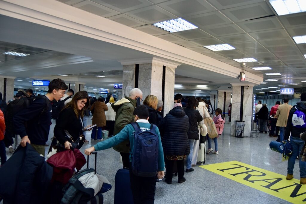 Kleidung, Person, Schuhwerk, Menschen, Jeans, Gepäck und Koffer, Frau, Mann, Decke, Gruppe, Im Haus, Gepäck, Flughafen, Rucksack, Wartebereich, Dienstleistung, Check-In, stehend, Menschenmenge, Gepäckabholung, wartend, Boden