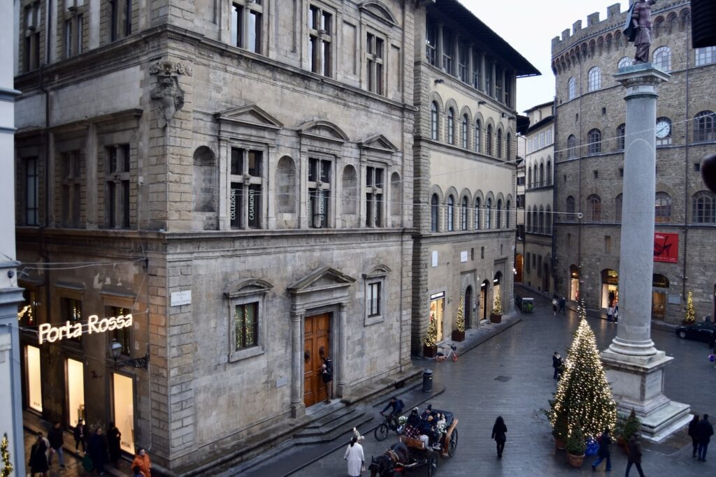 Gebäude, draußen, Fenster, Weihnachtsbaum, Stadt, Straße, Stein, Menschen, Winter, Reise