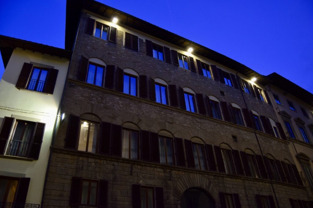 Fenster, Himmel, Gebäude, draußen, Fassade, Architektur, Immobilie, Eigentum, Beleuchtung, Licht, Stadt, Nacht, Blau, Wohngebäude, Wohnung, Straße