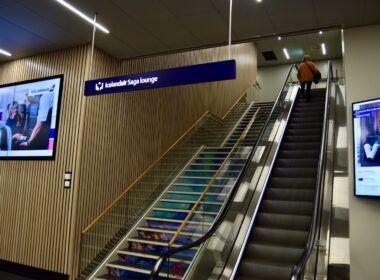 Im Haus, Treppe, Kleidung, Wand, Decke, Person, Bildschirm