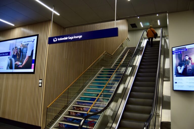 Im Haus, Treppe, Kleidung, Wand, Decke, Person, Bildschirm